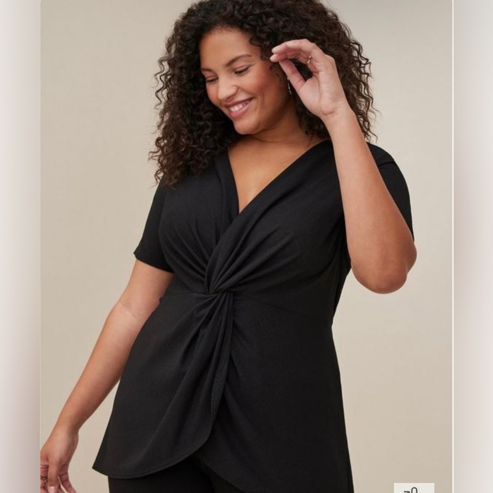 NWT Torrid 3 Textured Knit V-Neck Twist Front Black Short Sleeve Shirt Plus Size
